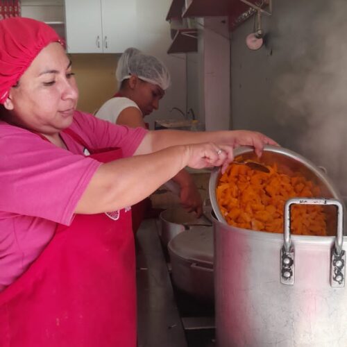 mujeres sirviendo