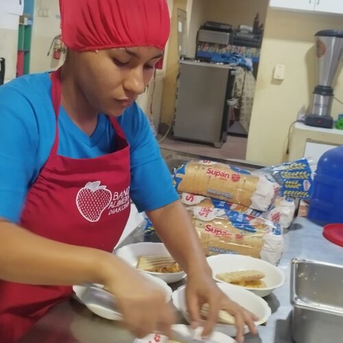 servidora en cocina
